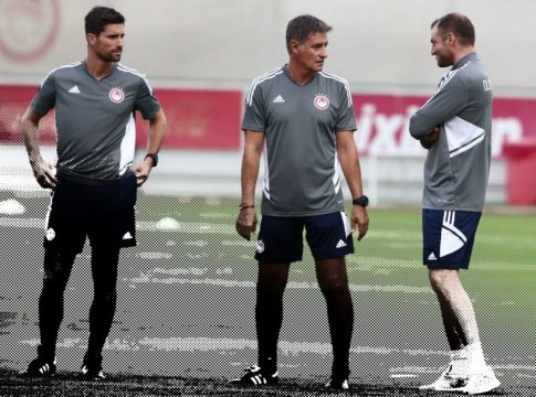 Ολυμπιακός: Οι τρεις στόπερ στο μυαλό του Μίτσελ και το «διάβασμα» της Καραμπάγκ