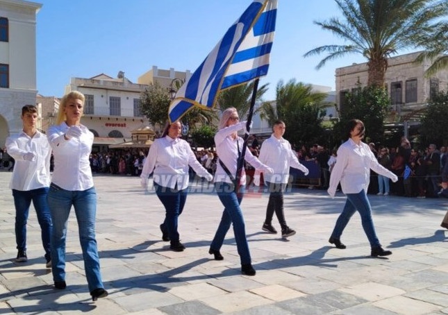 Σύρος: Οικογενειακή υπόθεση η 28η Οκτωβρίου – Μητέρα και γιος παρέλασαν μαζί και καταχειροκροτήθηκαν (pics)