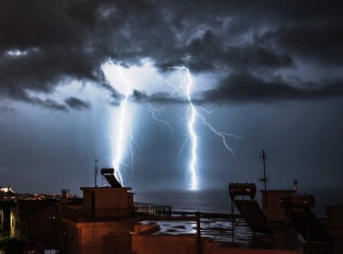 Καιρός: Έρχονται βροχές, καταιγίδες και πτώση της θερμοκρασίας – Η πρόγνωση του Σάκη Αρναούτογλου
