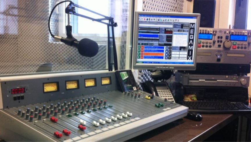 Σοκ: Γνωστός ραδιοφωνικός παραγωγός πέθανε ενώ έκανε εκπομπή