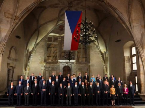 Μητσοτάκης: Στη μια μεριά ο πρωθυπουργός, στην απέναντι ο Ερντογάν στην «οικογενειακή φωτογραφία» στην Πράγα