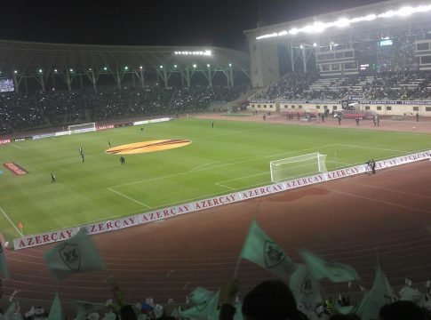 Sold out το γήπεδο της Καραμπάγκ – Δρακόντεια μέτρα ασφαλείας μέσα και έξω από το γήπεδο (vids)