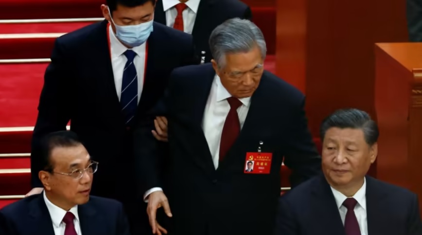 Η στιγμή που βγάζουν σηκωτό από τον χώρο του συνεδρίου του ΚΚ τον πρώην πρόεδρο της Κίνας