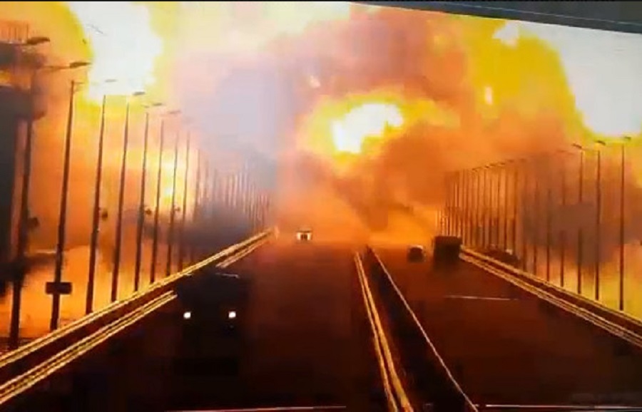 «Πέφτουν» δύτες στη γέφυρα της Κριμαίας μετά την έκρηξη – Η εντολή Πούτιν και το πλήγμα στα ρωσικά στρατεύματα