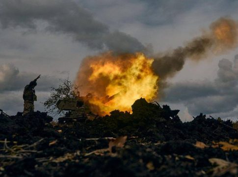 Πρωτοφανές μπαράζ επαφών Ρωσίας και Δύσης – Οι πυρηνικές προειδοποιήσεις και η «βρόμικη βόμβα»