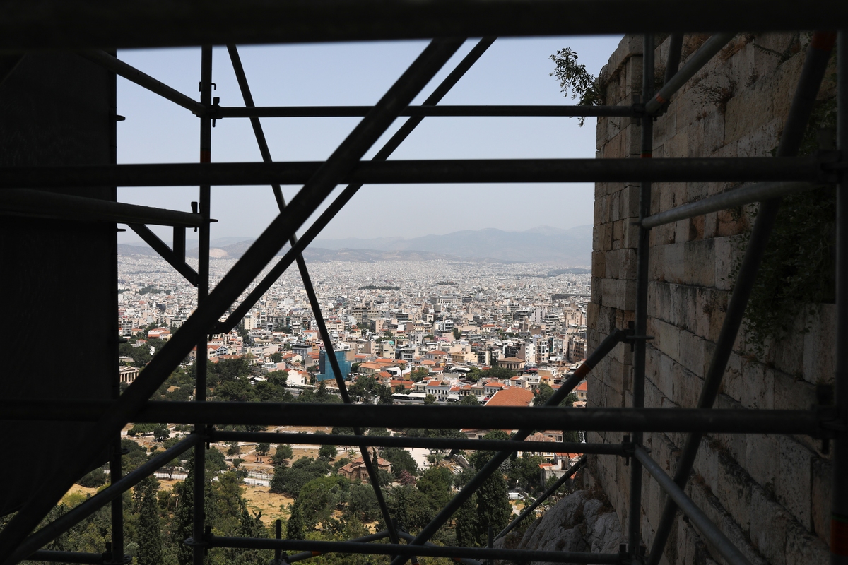 Αυτοκτονία η πτώση γυναίκας από την Ακρόπολη – Κάλεσε τον άντρα της, έκανε τον σταυρό της και έπεσε