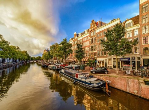 «Πόρτα» στα καφέ του Αμστερνταμ για τους «τουρίστες της κάνναβης»