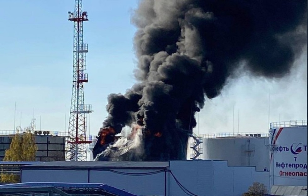 Ρωσία: Φωτιά σε αποθήκη καυσίμων – Οι ρωσικές αρχές κατηγορούν την Ουκρανία για το βομβαρδισμό