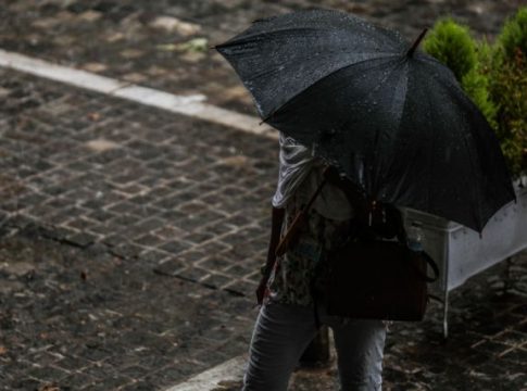 Μικρή πτώση της θερμοκρασίας και τοπικές βροχές την Παρασκευή