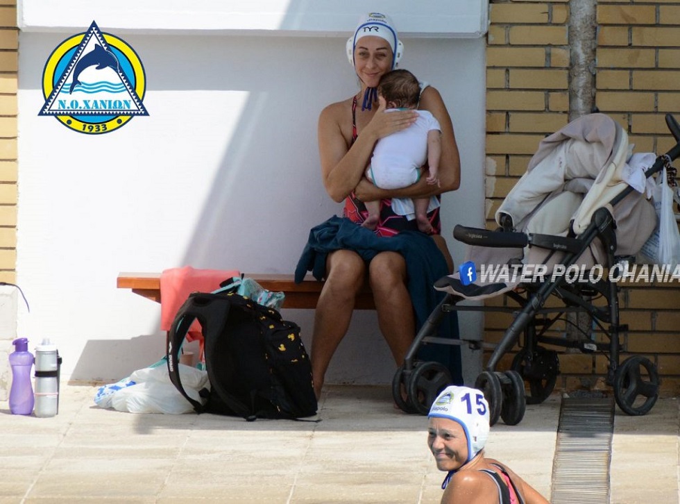 Χανιά: Παίκτρια πόλο ταΐζει το μωρό της πριν την προπόνηση (pics)