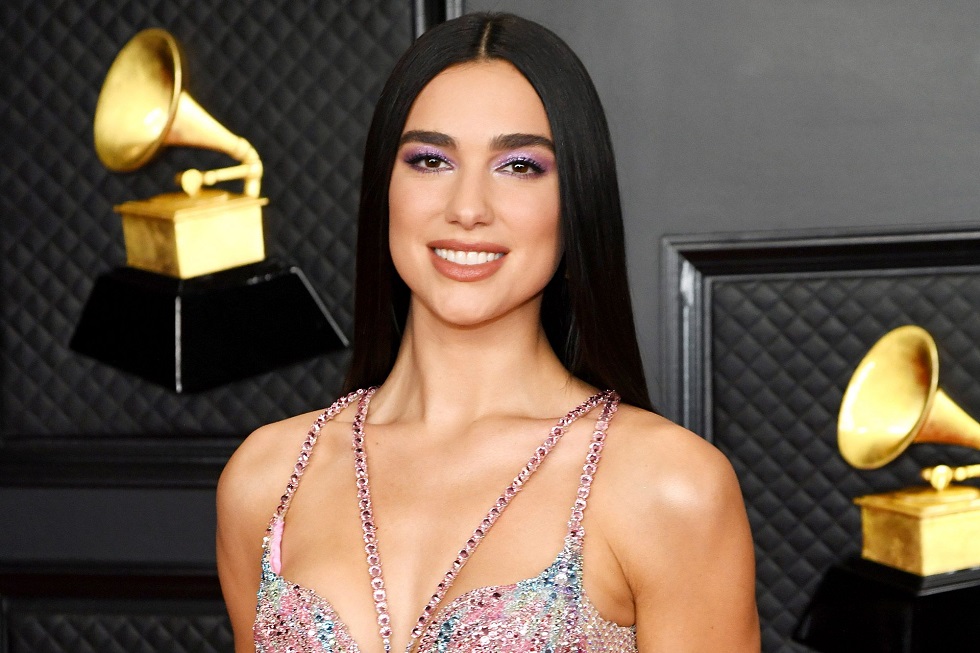 Οι ψηλές μπότες της Dua Lipa… κολάζουν και Αγίους! (pics)