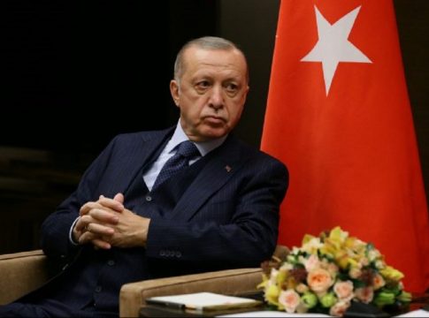 Ο Ερντογάν απειλεί με χερσαία επιχείρηση σε Συρία και Ιράκ