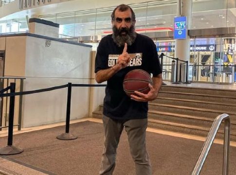 70χρονος Έλληνας ταξιτζής στη Νέα Υόρκη γίνεται viral – Παίζει «τρελό» μπάσκετ (vids)