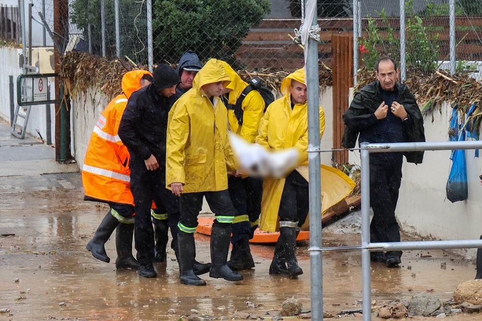 Κρήτη: Αγωνιώδεις έρευνες για την αγνοούμενη – Οργή κατοίκων για τις φονικές κακοτεχνίες – Εικόνες καταστροφής