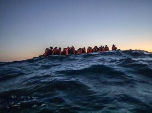 Βίντεο-σοκ: Απάνθρωπη μεταχείριση μεταναστών από το τουρκικό λιμενικό – Χτυπάει μετανάστες με στειλιάρια