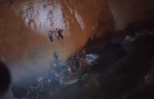 Δραματικές ώρες σε Λέσβο και Κύθηρα μετά τη βύθιση δύο σκαφών με δεκάδες μετανάστες – 15 γυναίκες νεκρές – Συγκλονιστικά βίντεο
