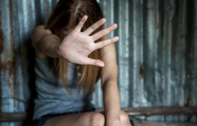 Φρίκη στη Βρετανία: 24 άνδρες κατηγορούνται πως βίαζαν και εξέδιδαν μια 13χρονη