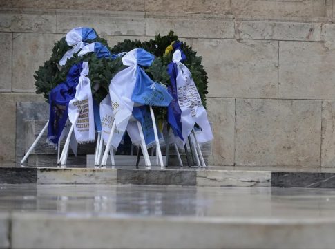 Εξοργιστική καταγγελία: Διευθυντής ζήτησε 50 ευρώ από μετανάστες για το στεφάνι που θα κατέθετε το παιδί τους