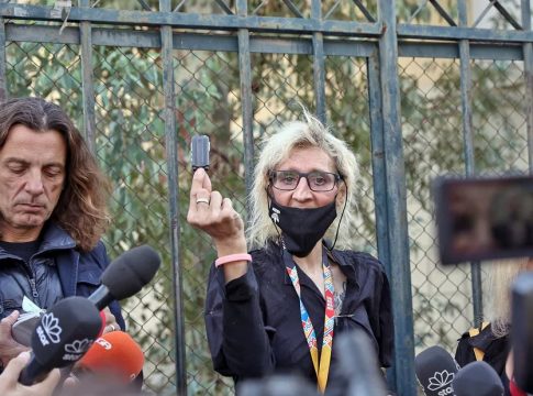 Όλα για το σόου και τη δημοσιότητα – Τι είχε τελικά μέσα στο στικάκι η δήθεν πρόεδρος εκδιδόμενων γυναικών