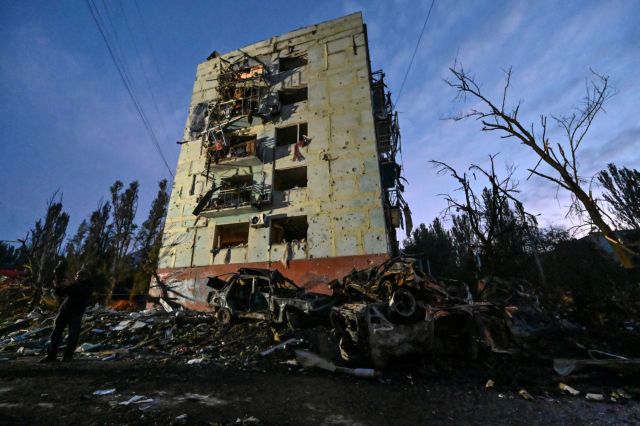 Δεκάδες νεκροί και τραυματίες σε βομβαρδισμό στη Ζαπορίζια – Συγκλονιστικά βίντεο