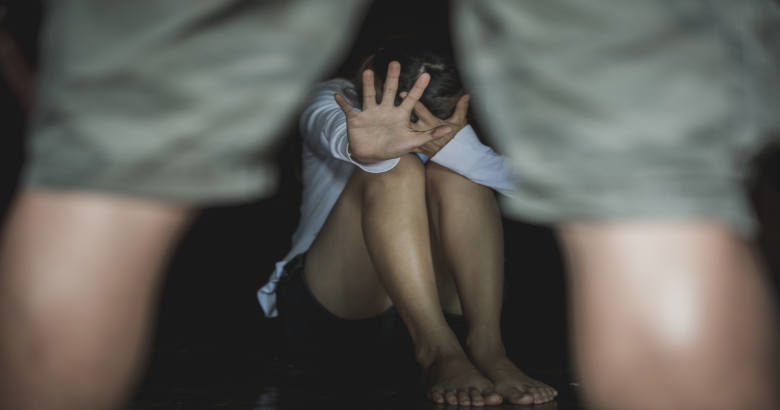 Σπάει την σιωπή του ο άνθρωπος που ανακάλυψε την φρίκη στα Πετράλωνα – Πώς έμαθε για τους βιασμούς