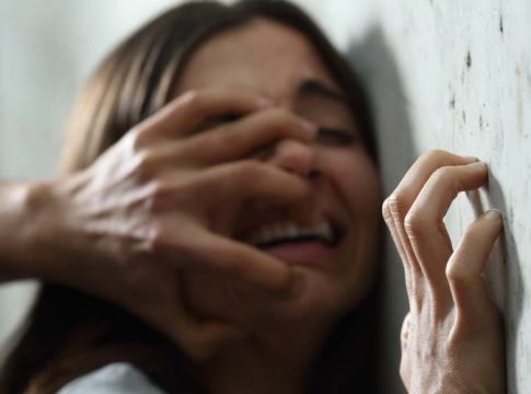 Φρίκη: Τον γνώρισε μέσω Facebook και την βίαζε επί 24 ώρες – «Σταματούσε μόνο όταν έχανα τις αισθήσεις μου»