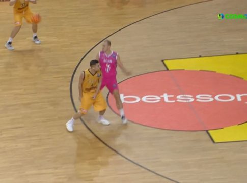 Απίστευτη ασίστ του Ξανθόπουλου πίσω από την πλάτη και τρίποντο ο Στρέλνιεκς (vid)