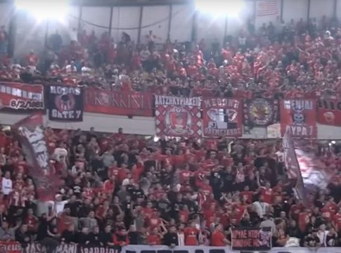 Το κατακόκκινο ΣΕΦ, η περιζήτητη φανέλα του Σλούκα και το επικό μπλουζάκι του «Παπ» (vid)