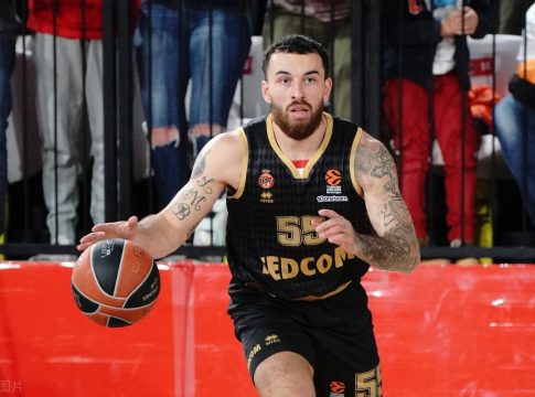 Ο Μάικ Τζέιμς επιστρέφει στον τόπο του εγκλήματος (vids)