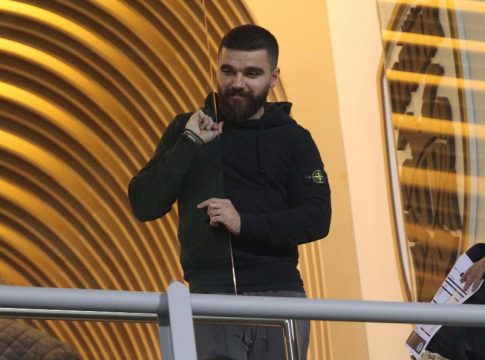 Γιώργος και Νίκος Σαββίδης: Πώς από «σπόντα» η ΕΕΑ έφερε στο προσκήνιο την υπόθεση «εκβιασμού» που καθίζει στο εδώλιο για κακούργημα τους γιους του Ιβάν