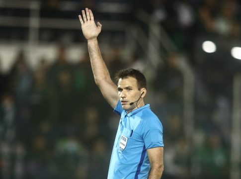 Αποβολή με δύο κίτρινες σε πέντε λεπτά για τον Έρλινγκμαρκ στη Λεωφόρο – Με δέκα παίκτες από το 35′ ο Ατρόμητος (vid)