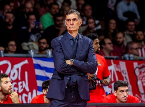 Πυρ και μανία με τους παίκτες του Ολυμπιακού ο Μπαρτζώκας: «Κάνετε μ@λ@κίες»
