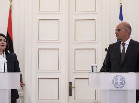 Πώς φτάσαμε στον διπλωματικό πόλεμο Ελλάδας – Λιβύης: Η προσπάθεια «παγίδευσης» Δένδια