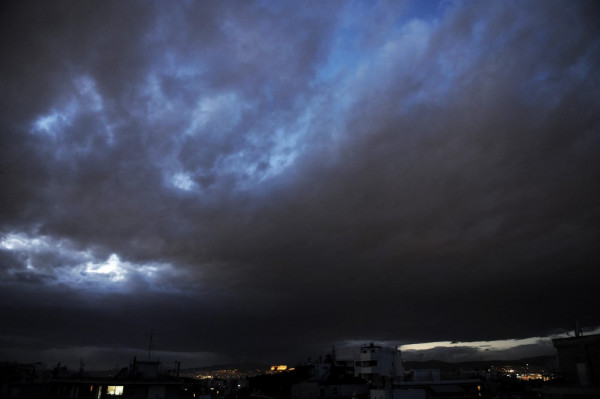 Προσοχή: Μέτωπο καταιγίδων μήκους 900 χιλιομέτρων πλησιάζει τη Δυτική Ελλάδα (χάρτες)