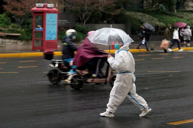 Βίντεο σοκ: Γυναίκα γέννησε όρθια έξω από το μαιευτήριο – «Δεν πρόλαβε να κάνει τεστ για τον κορωνοϊό»