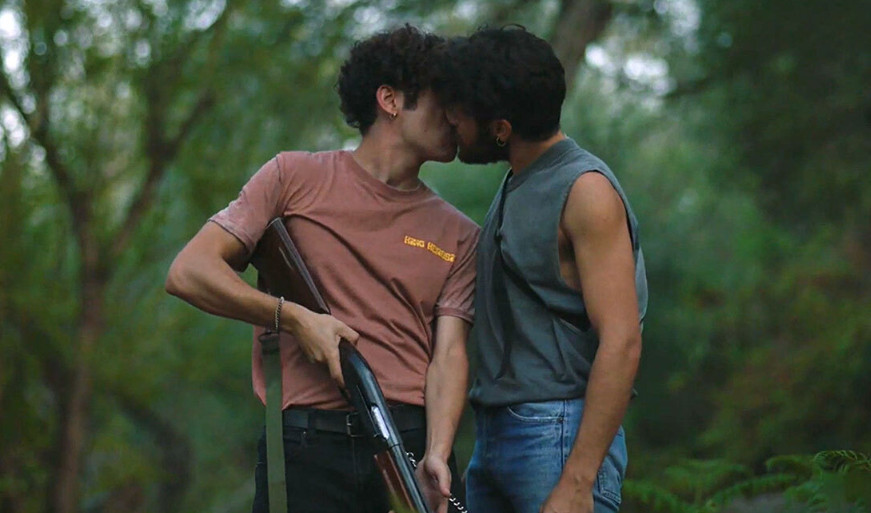 «Η αγάπη είναι απλώς αγάπη»: Αποθέωση στο Twitter για το γκέι φιλί στο «Maestro» (pics)