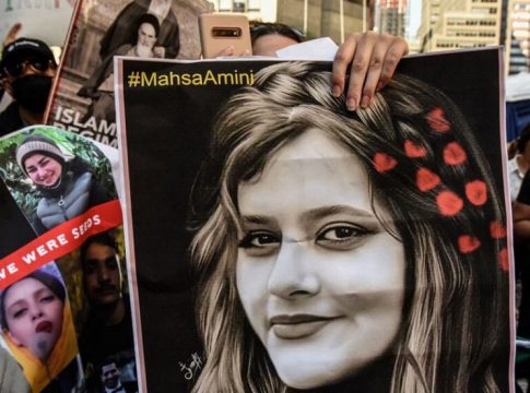 Ιράν: Συνελήφθη δημοσιογράφος που πήρε συνέντευξη από τον πατέρα της Μαχσά Αμινί