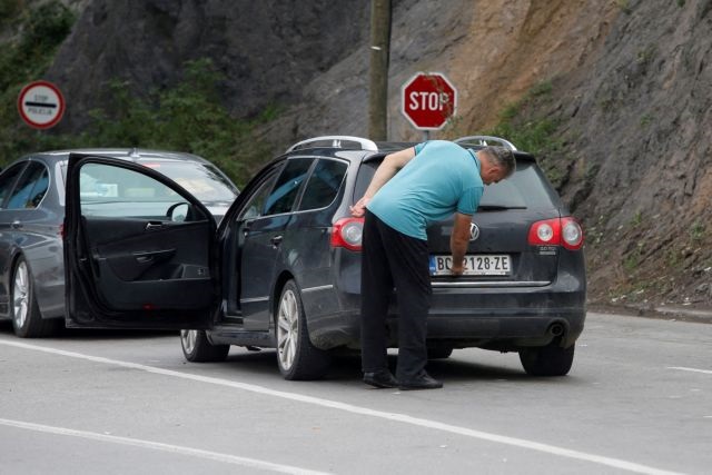 Ένταση εξαιτίας των πινακίδων κυκλοφορίας στο Κόσοβο – Με αποχώρηση από κυβέρνηση και βουλή απειλούν οι Σέρβοι πολιτικοί