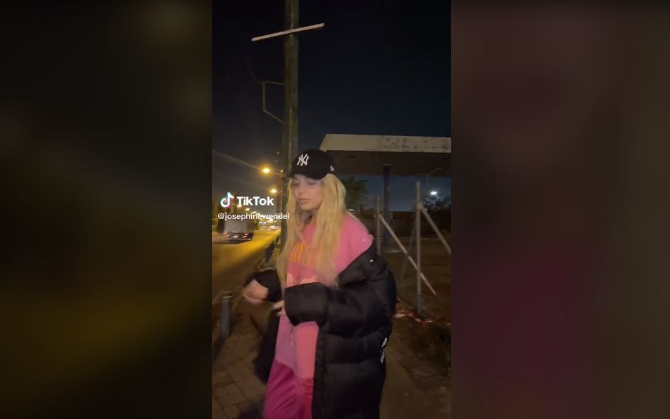 TikTok: Η Josephine απαντά σε θαυμαστή που της έκλεψε την αφίσα