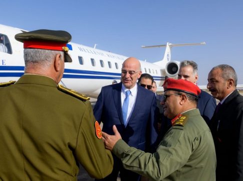 Politico: «Γεια σας και… αντίο σας» – Το Plan B του Δένδια όταν προσγειώθηκε στη Λιβύη