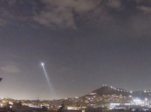Ένα… UFO πάνω από το Κολωνάκι – Δείτε το επικό βίντεο