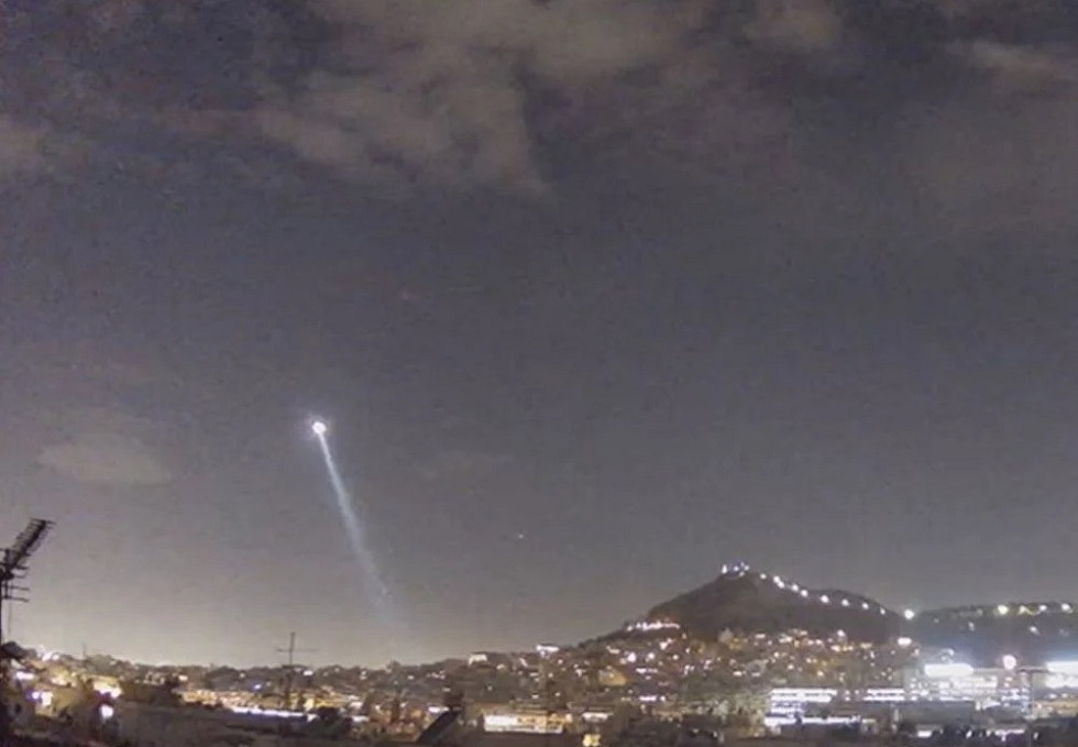 Ένα… UFO πάνω από το Κολωνάκι – Δείτε το επικό βίντεο