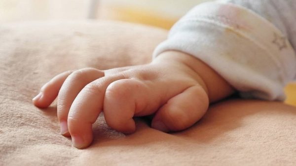 Θεσσαλονίκη: «Πώς μπορείς να σηκώσεις χέρι σε ένα παιδάκι 16 μηνών», λέει η μητέρα του βρέφους που φέρεται να κακοποιήθηκε