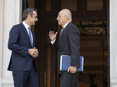 Πολιτικός σεισμός μετά την αποκάλυψη από το «Βήμα της Κυριακής» της παρακολούθησης Δένδια