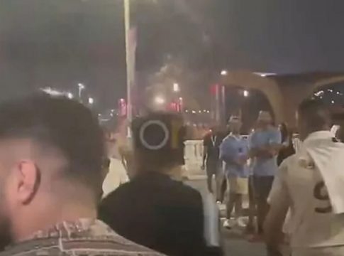 «Μάχες» σώμα με σώμα μεταξύ Μεξικανών και Αργεντίνων φιλάθλων