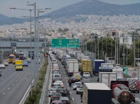 Μποτιλιάρισμα στη λεωφόρο Αθηνών λόγω ακινητοποίησης φορτηγού