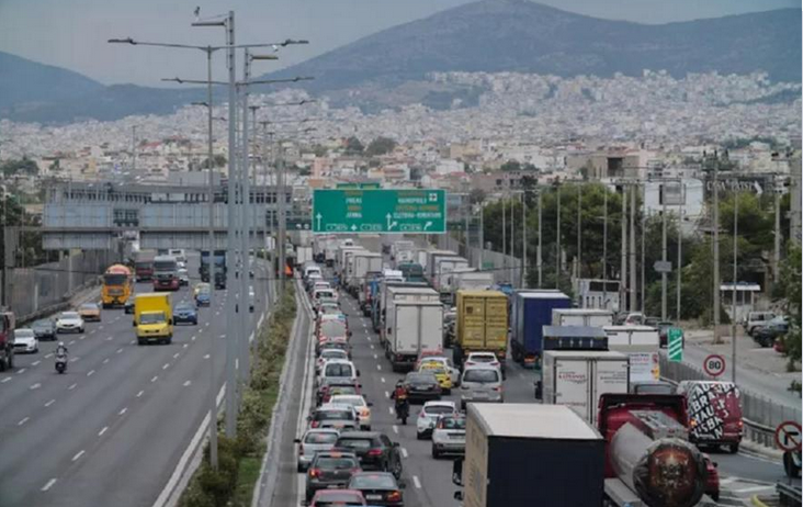 Μποτιλιάρισμα στη λεωφόρο Αθηνών λόγω ακινητοποίησης φορτηγού