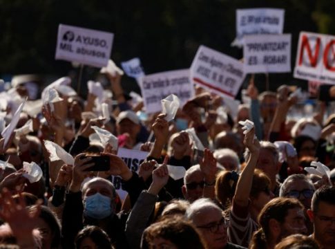 Μαζικές διαδηλώσεις υπέρ της δημόσιας υγείας στην Ισπανία