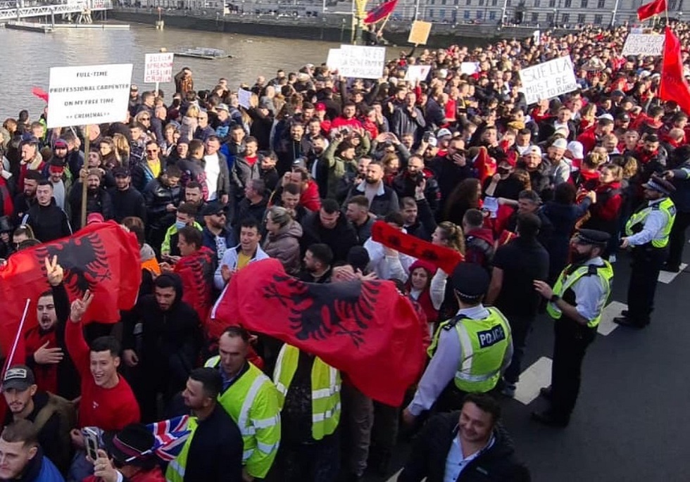 Πώς η φτώχεια και οι ψεύτικες υποσχέσεις παρασύρουν χιλιάδες Αλβανούς στη Βρετανία