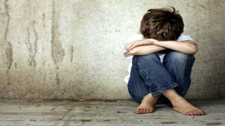 «Ο πατέρας έκανε πάρτι και κακοποιούσαν το παιδί του» – Νέες φρικιαστικές αποκαλύψεις για τους βιασμούς στα Πετράλωνα
